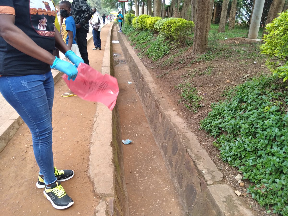 Nyarugenge's tweet photo. Muri gahunda y'Ubukangurambaga ku kwirinda COVID19  kubufatanye na @REMA_Rwanda hatangijwe igikorwa cyo gukusanya   udupfukamunwa n'uturindantoki twakoreshejwe hirindwa COVID19 twaba turi mu baturage no gutoragura utwajugunywe ahantu hatandukanye  @RwandaLocalGov @CityofKigali https://t.co/fpdY32kN7N