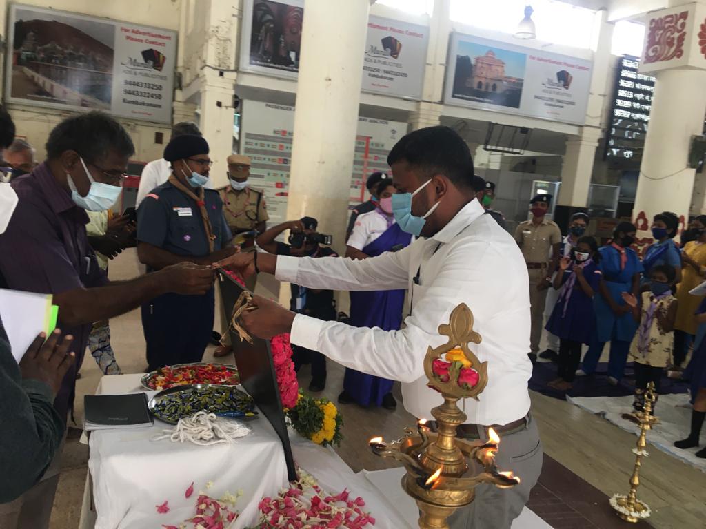 In view of observation of Birth anniversary of Mahatma Gandhiji, floral tribute to Mahatma Gandhiji at Gandhi corner at MDU junction by Shri. Prasanna, IRTS,  Sr. Divisional Commercial Manager, Madurai.