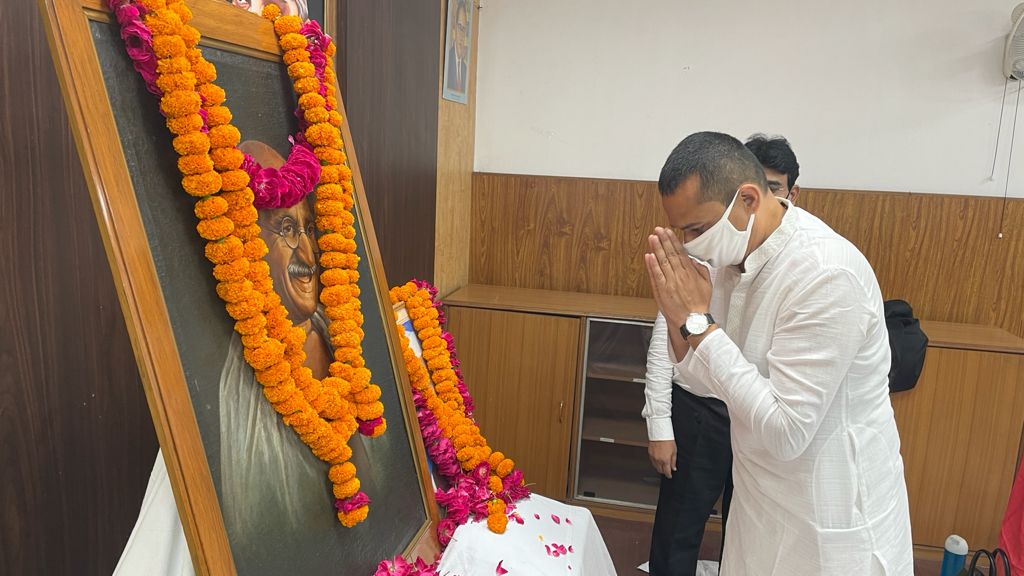 UPLABOURDEPT's tweet photo. राष्ट्रपिता महात्मा गाँधी और पूर्व प्रधानमंत्री श्री लालबहादुर शास्त्री का जन्मदिन 2 अक्टूबर हमें समाज के सभी वर्गों की सेवा व अनुशासित कार्य शैली  के लिए प्रेरित करता है. आये हम सब मिलकर इस कार्य को आगे बढ़ाये और उनके आदर्शो का अनुकरण करें @rajiasup @AwasthiAwanishK @CMOfficeUP https://t.co/wWdXlOmPa8