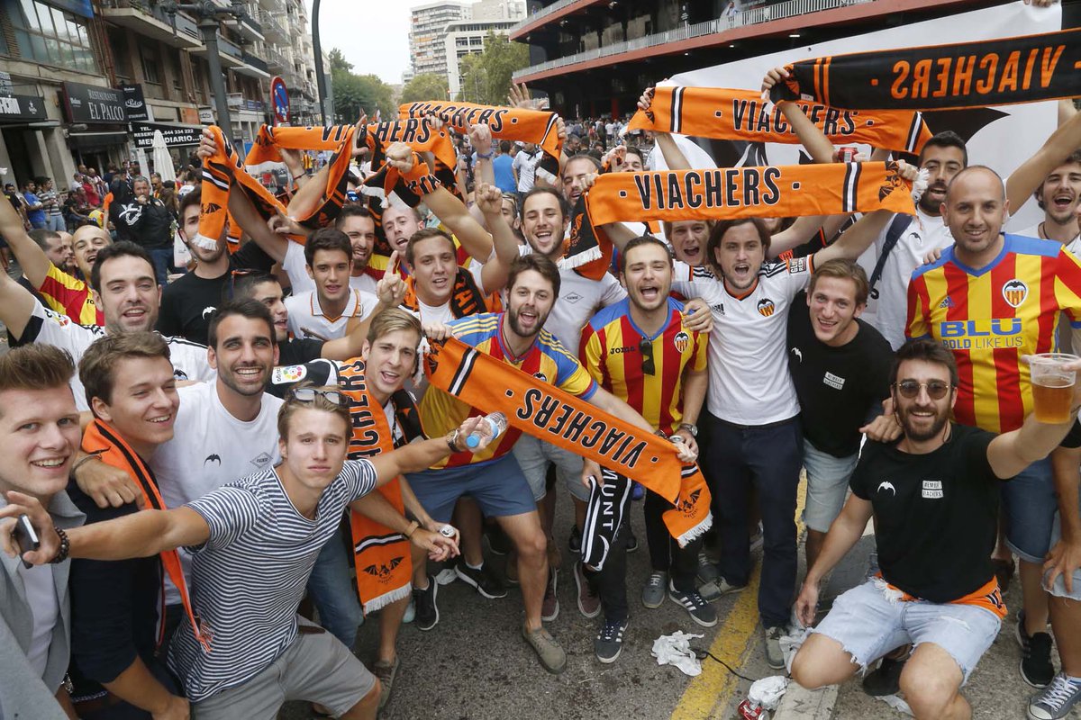 viachers's tweet photo. Hoy @viachers cumple 8 añazos! 🎂🦇🎉

Muchos momentos vividos juntos y muchos más por vivir!!! Un honor compartirlo con tantos valencianistas y colectivos que viven la misma pasión y nos enseñan tanto cada día 🧡 

Mil gracias, A LUCHAR, A GANAR y AMUNT @valenciacf SEMPRE! https://t.co/AlP6Lm3Vtr