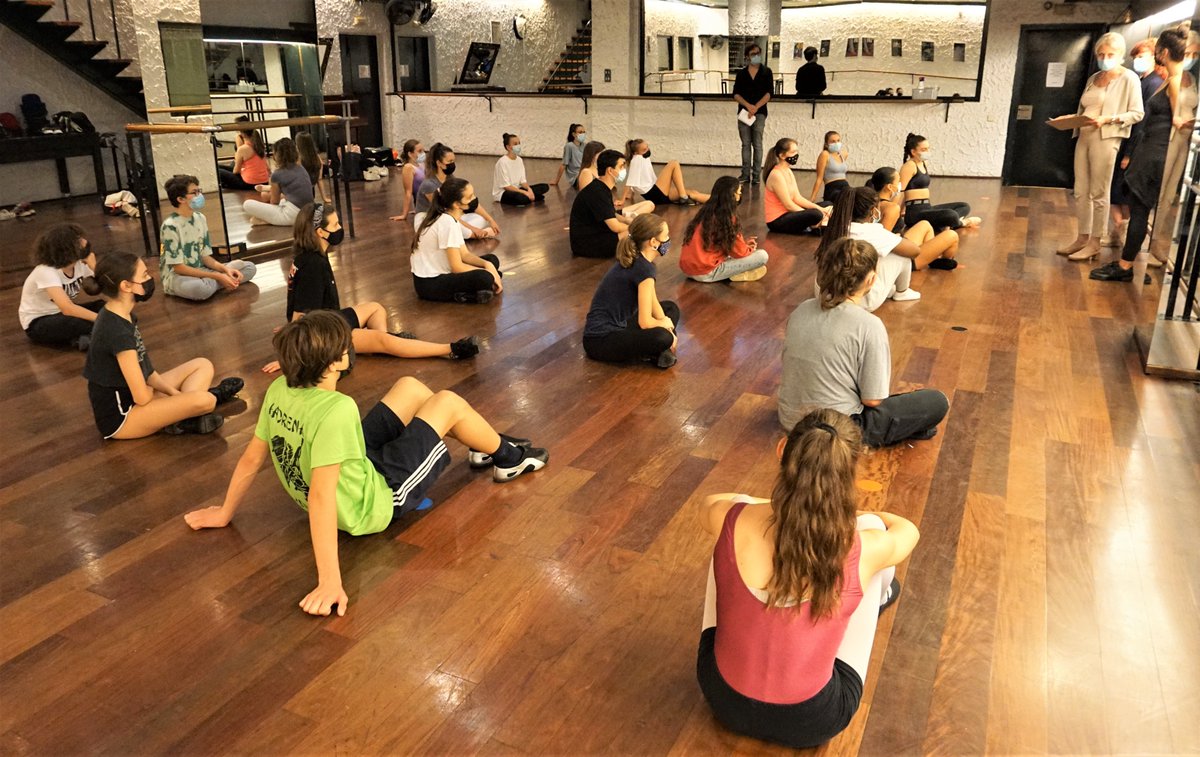 cococominarts's tweet image. Los alumnos de la nueva promoción de Primer Curso de Pre-Musical siguen atentamente las emocionantes palabras de bienvenida de nuestra directora Coco Comin.

#NuevoCurso #PreMusical #PreProfessional #Artistas #TeatroMusical #Musical #ArtesEscénicas #Interpretación #Canto #Danza