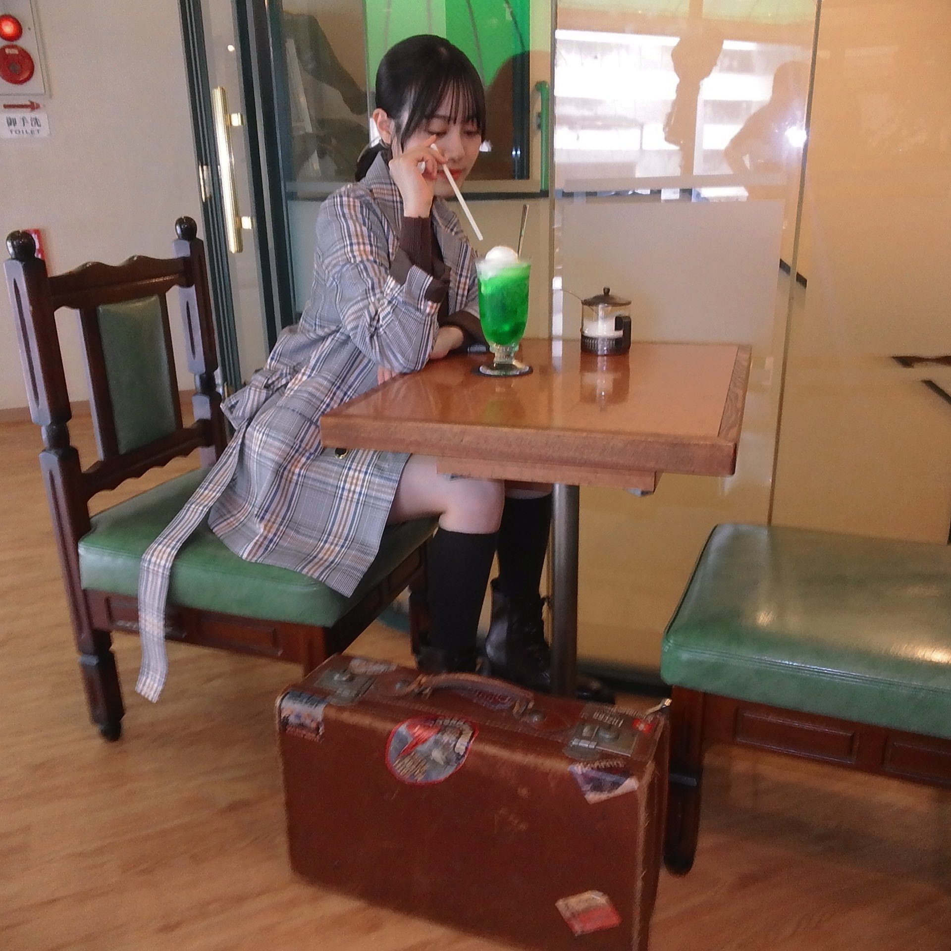 伊藤美来写真集 公式 アイスが乗ったメロンソーダをつついている伊藤さんです 足元に見えるトランクから 伊東編の撮影テーマが見えてくるのではないでしょうか 伊藤美来 みっく写真集 T Co Ek776imgom Twitter 伊藤美来写真集 公式 アイスが乗ったメロンソーダをつついている伊藤さんです 足元に見えるトランクから 伊東編の撮影テーマが見えてくるのではないでしょうか 伊藤美来 みっく写真集 T Co Ek776imgom Twitter