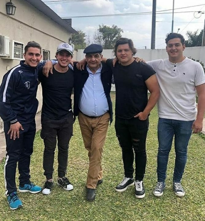 Hoy 2 de octubre se cumplen 6 meses del fallecimiento de mi abuelo.
Hoy 2 de octubre mi primo debuta en los pumas y hace dos try.
Llamenme loco pero esto no es destino ni casualidad, esto lo hizo mi abuelo💫❤