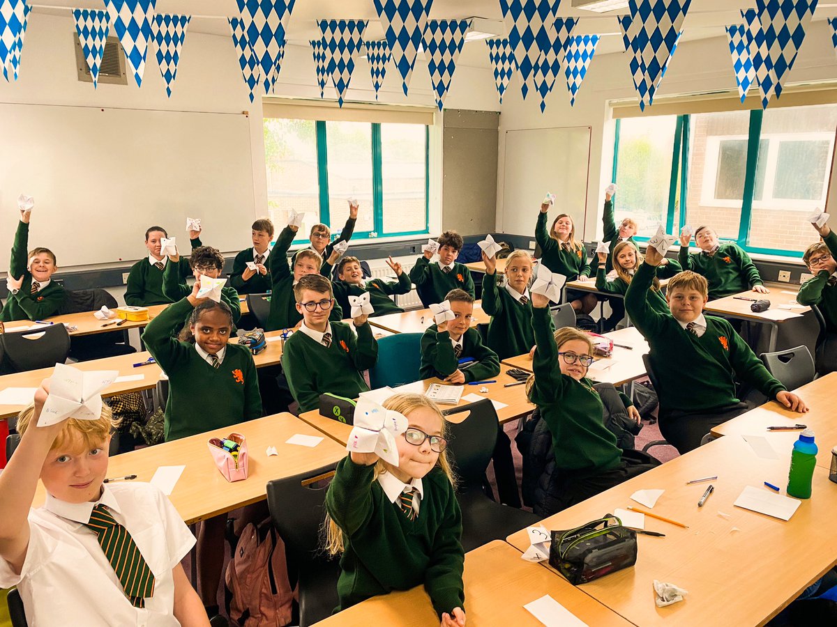 JMSGerman's tweet photo. Vokabellernen muss nicht langweilig sein. Die 7. Klasse hat‘s mit Origami versucht! ••• Vocab learning doesn’t need to be boring. The Y7s tried it with origami! #JMSGerman #Languages #Sprachen #JohnMasonSchool #Y7 #Vokabel https://t.co/ppnAJ73blt