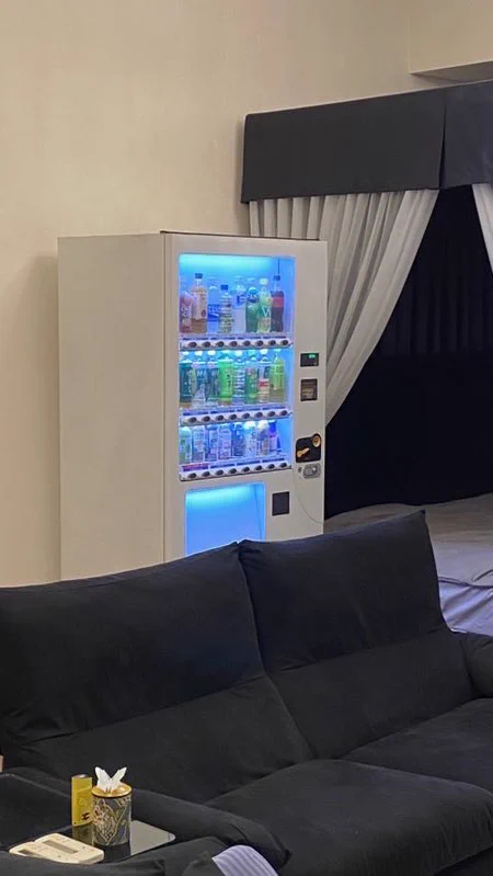 なんでそうなった？ｗｗ飲み物を箱でお願いしたら、部屋に自動販売機がきた！