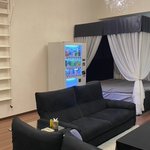 なんでそうなった？w飲み物を箱でお願いしたら、部屋に自動販売機がきた!