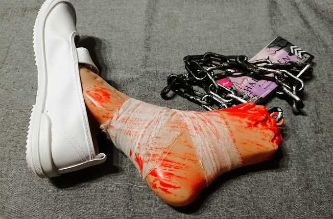 夕"イソーでなんかえっちだなと思って買ったハロウィングッズと、全然関係ないけど学校の上履き 