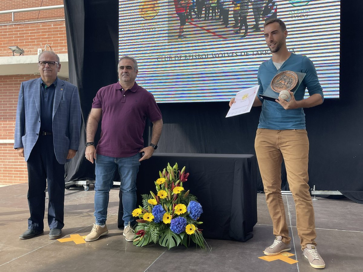 Els Sr. <a href="/pvallsm/">Pere Valls</a> i el Sr. Antonio Reyes entreguen el premi al <a href="/BeisbolTgn/">Club Beisbol Wolves Tarragona 🐺⚾🥎</a>. Un club que ha demostrat una gran implicació i dinamisme projectant diferents iniciatives de promoció de les diferents modalitats del beisbol a nivell escolar. #sempreesportCET #avrigafvscvs21