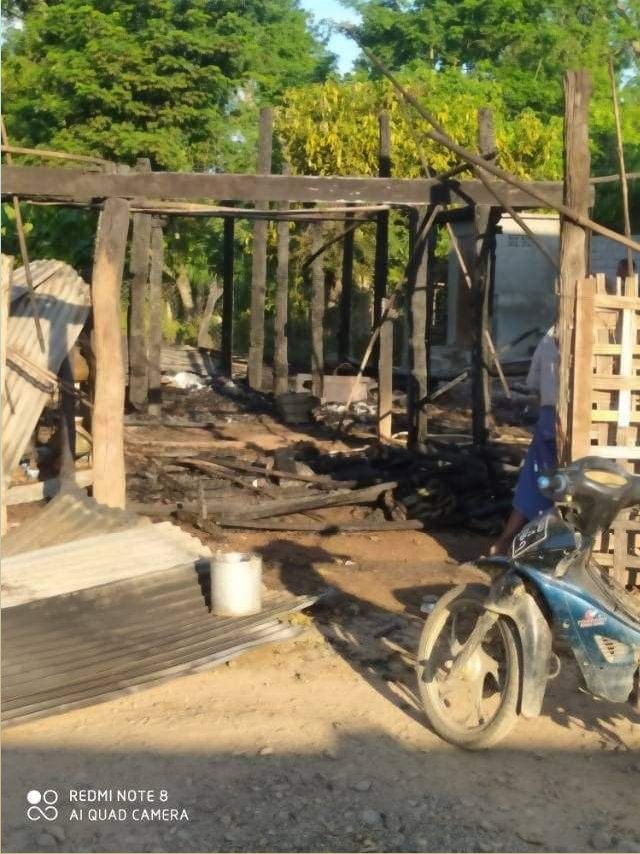 RvlBurma2's tweet photo. Ten houses in #Thaphan_Kaing village in Mandalay Division's Madara Township were set on fire by the junta last night(on Oct 1), and the cause of the fire is not yet known.1/2

#WhatsHappeningInMyanmar 
#HumanRights https://t.co/gwsAKxNMwd