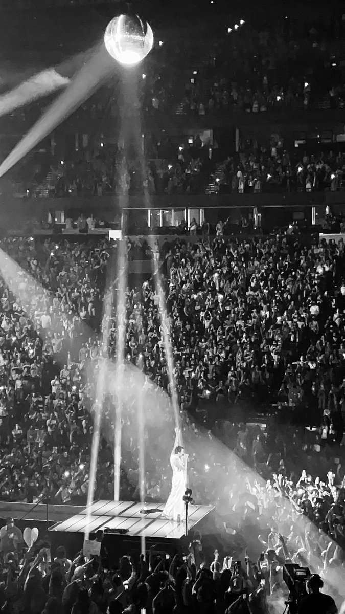 justachonce's tweet photo. Harry Styles Love on Tour Nashville night 2! I love how this picture I took of him turned out 🥰 #HSLOTNashville #HarryStyles #HarryStylesLoveOnTour #HSLOT #nashvillenight2 https://t.co/4LJm0PSUEi