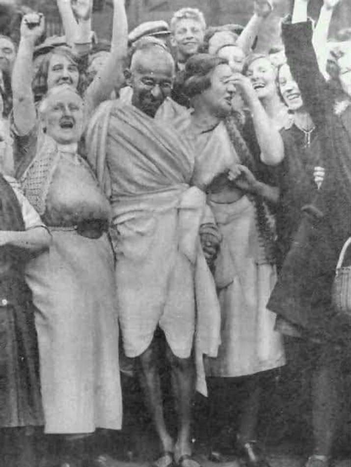 dishaa_28's tweet photo. Just a rare picture of mahatma gandhi...fighting with britishers🙂🙂✌
#NathuramGodse_Jindabad 
#नाथूराम_गोडसे_जिंदाबाद
#नाथूराम_गोडसे_अमर_रहे https://t.co/wYWgw0rtrv