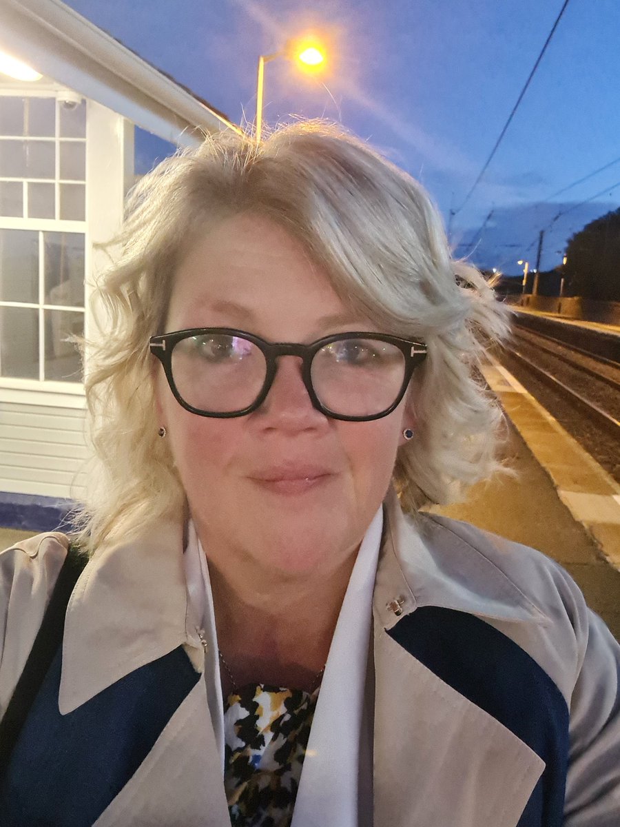 Julie_Twaddell's tweet photo. Reportin' for duty, Ma'am. #LocalHero 😊

@dementiapwick @BroadwayPwk @PwkSeafront https://t.co/l6KQkMsRl4