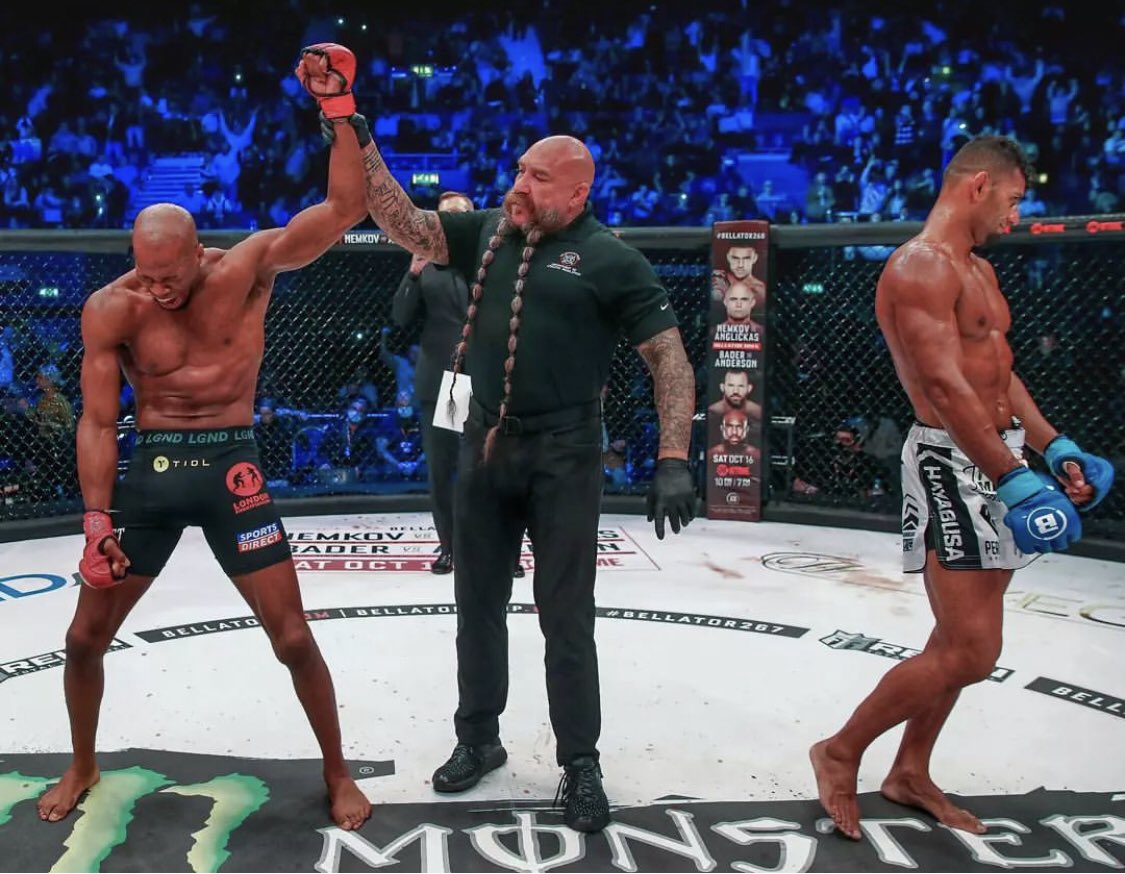 FqMMA's tweet photo. 🚨Main Event #Bellator267 :
Le rematch
#MichaelPage bat #DouglasLima à la décision partagée et controversée :
28-29/29-28 X2 ‼️
👉 Il annonce vouloir une trilogie plutôt qu’un 🏆 shot et en 5 rounds.
“Je veux me prouver des choses et je ne l’ai pas fait ce soir.” https://t.co/BQleRsY2C8