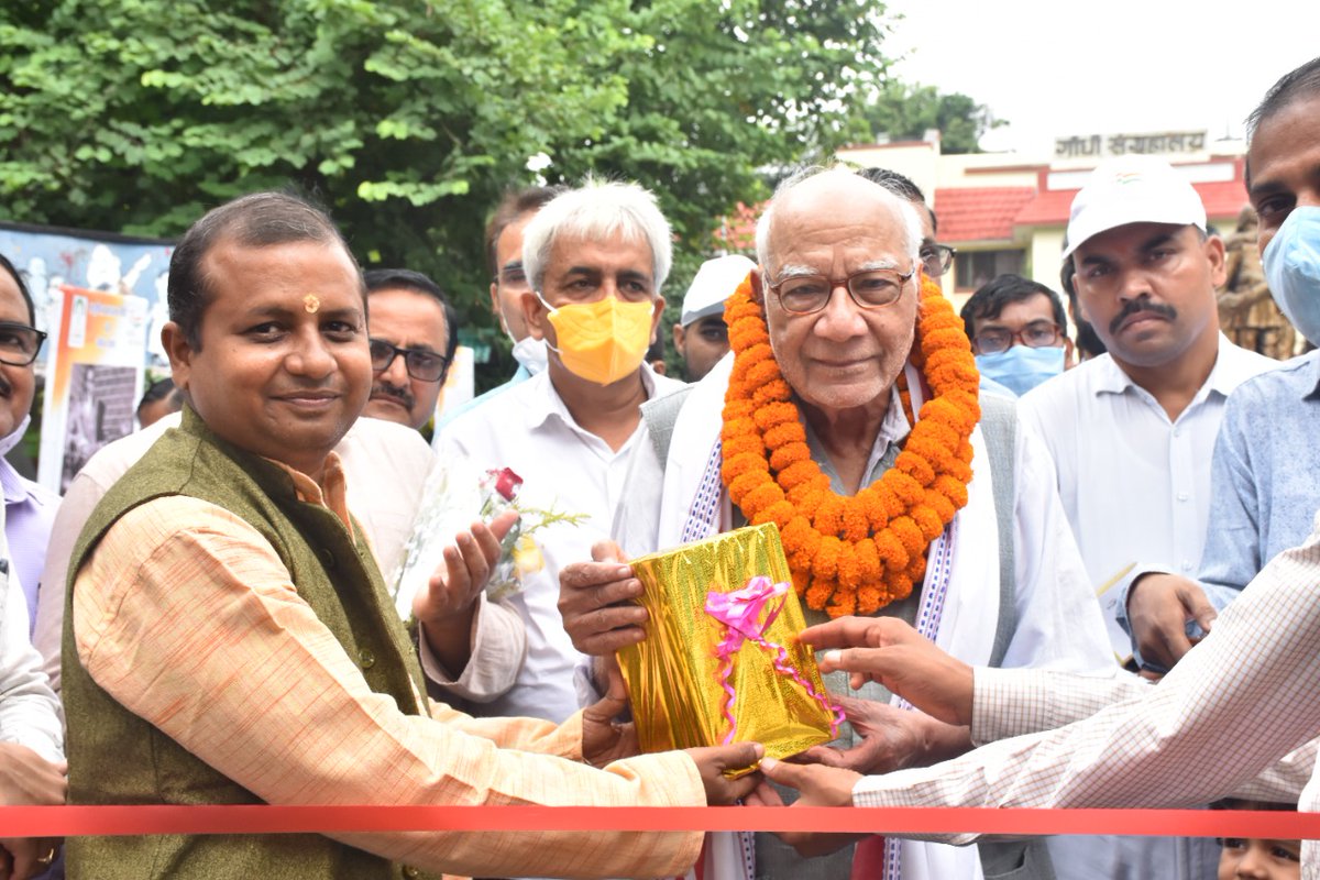 TourismBiharGov's tweet photo. #पर्यटनविभाग द्वारा आयोजित, #गांधीजी की जीवन यात्रा पर आधारित छायाचित्रों की #प्रदर्शनी का उद्घाटन डॉ. रज़ि अहमद, सचिव, गाँधी संग्रहालय के कर-कमलों द्वारा किया गया।
#Gandhi #GandhiJayanti #mahatmagandhijayanti #Mahatma #MahatmaGandhiji #AzadiKaAmritMahotsav #IconicEvent #Bihar https://t.co/Yl2qDeyadu