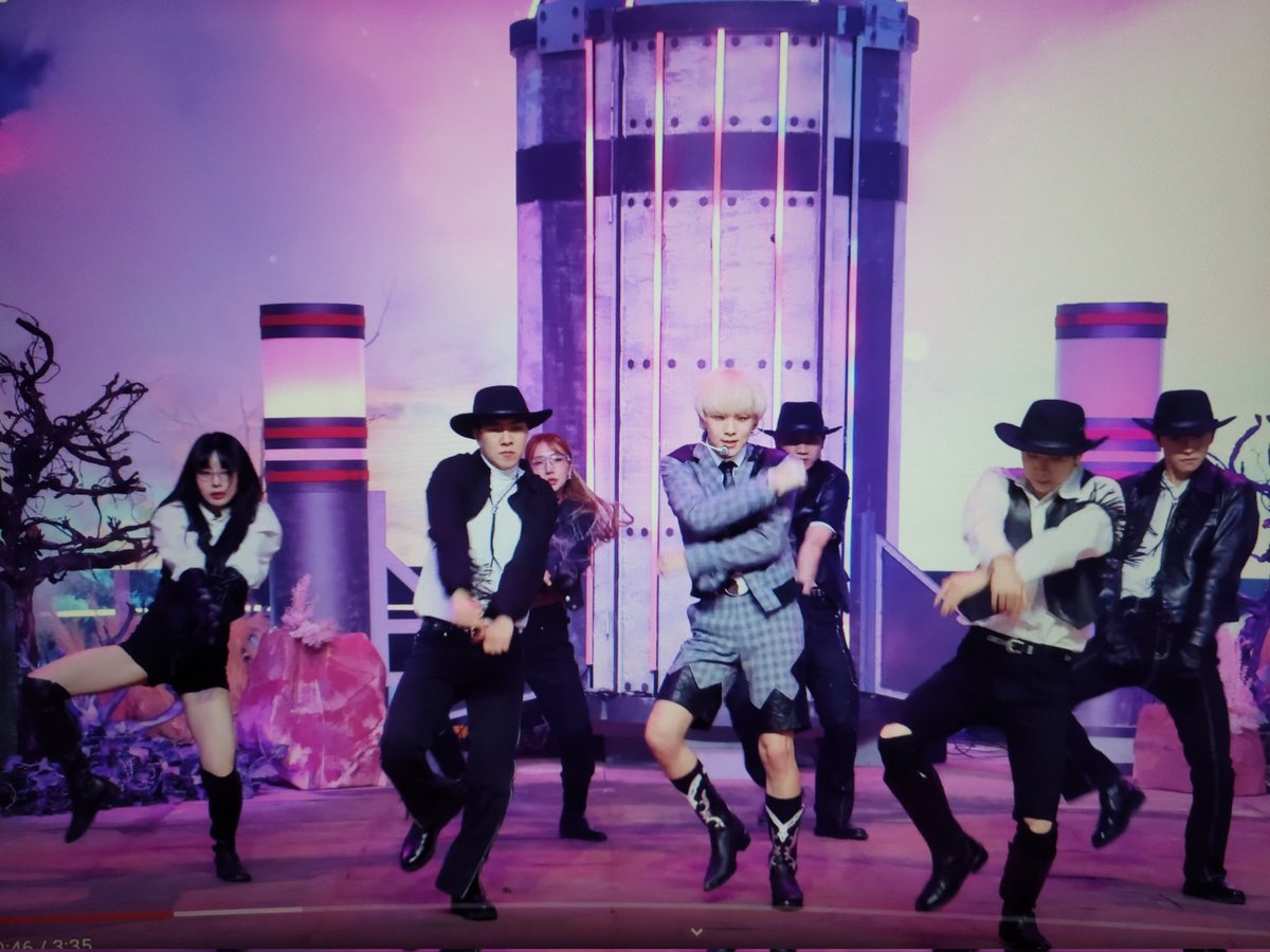 Jo_Ae_Jae88's tweet image. 😆😵💎 He's got me wanting to bring up 10 year old Tumblr jokes about how often he wears shorts #keyshorts #KEY_BADLOVE #KEY #SHINee emperor of knee freedom ✊👑