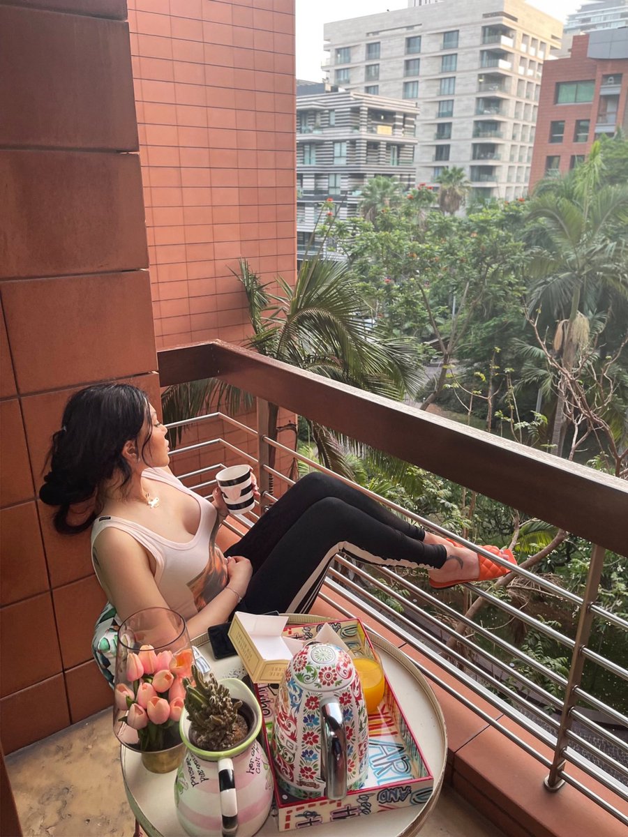 HaifaWehbe's tweet photo. صباح الهدوء والامنيات الصغيرة.. صباح كل شيء جميل ☕🌸
#صباح_الخير #هيفاء_وهبي https://t.co/Hbx8SSthlG