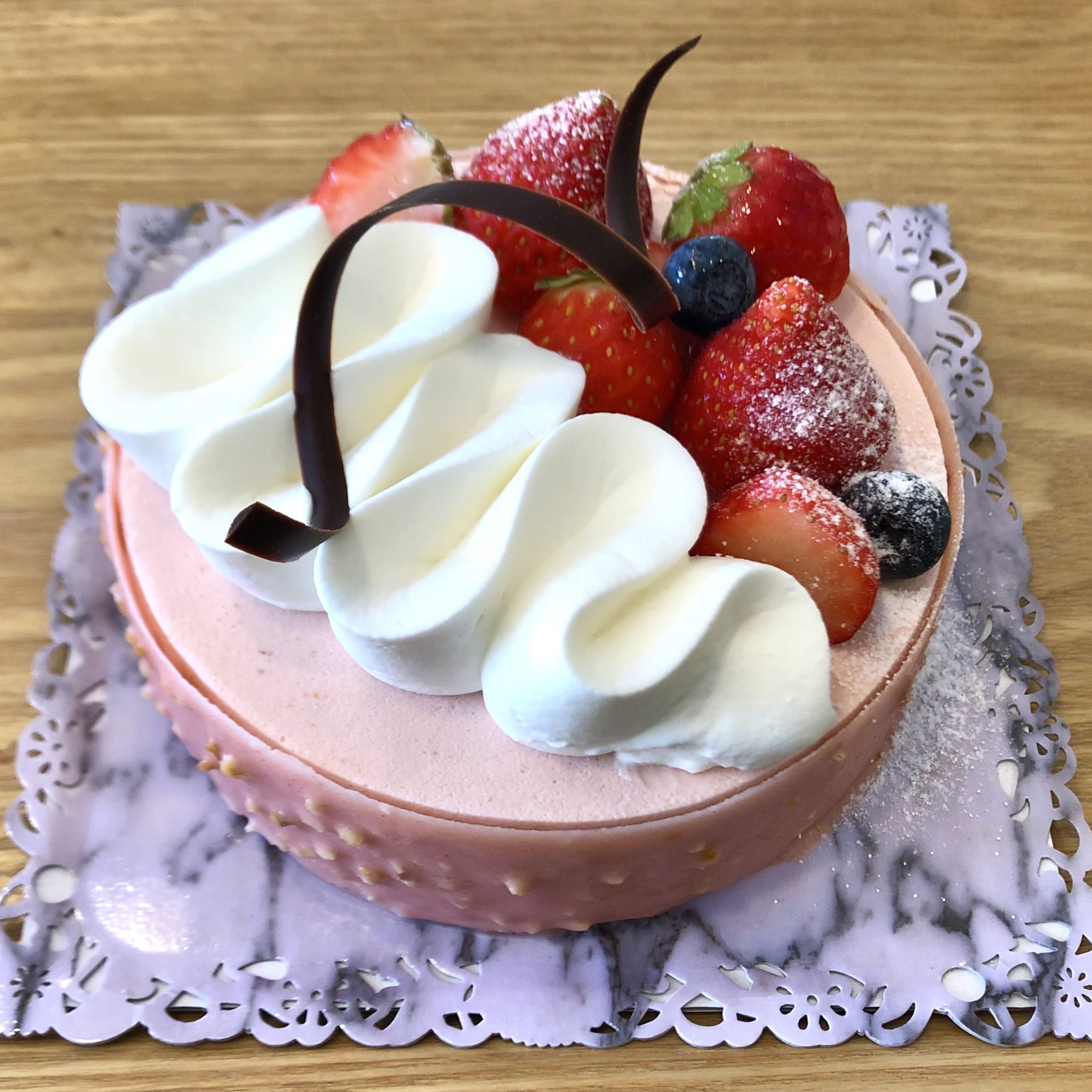Patisserie Hinichijou 𖤣𖥧𖥣𖡡𖥧𖤣 苺ムース 𖤣𖥧𖥣𖡡𖥧𖤣 本日ホールでお作り致しました 苺ムース 中にはベリーのジュレが入っております 苺ムース 苺のムース 宮城ケーキ屋 宮城ケーキ 岩沼ケーキ屋 宮城グルメ 仙台スイーツ 宮城