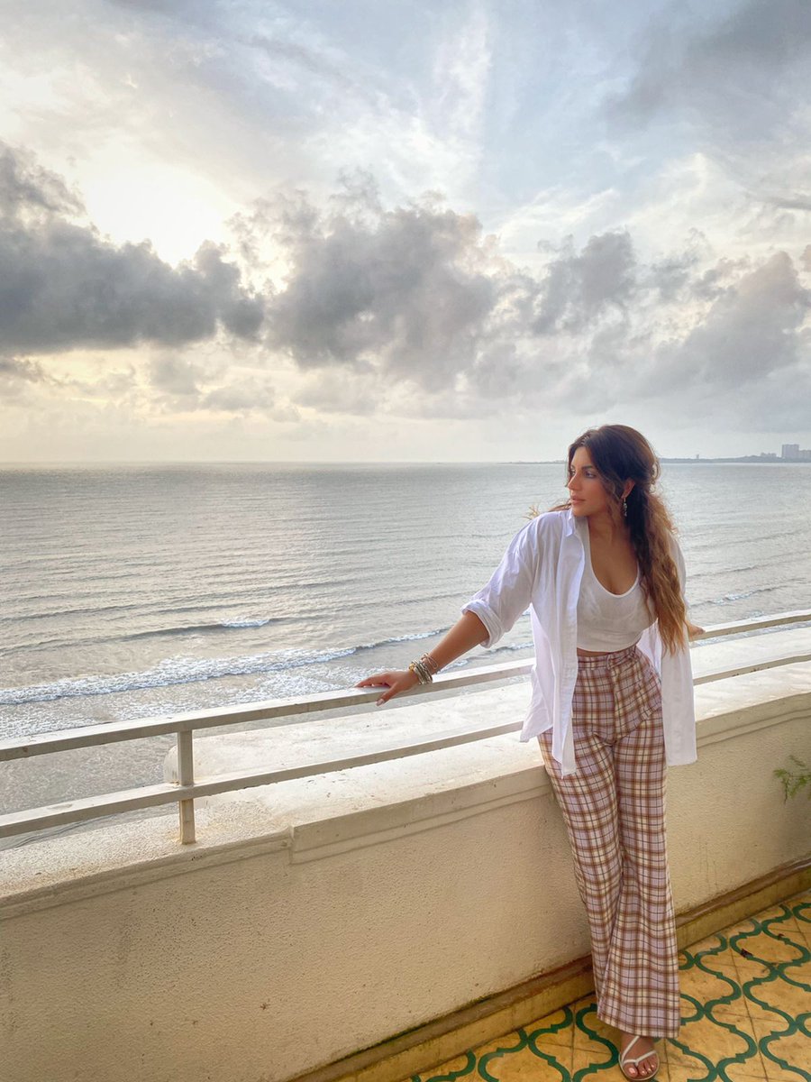 shamasikander's tweet photo. Which one u like 1 or swipe right 2 ??
Jab photogrpher accha ho to photo acchi aani hi hai kyun?
Thank u my darling #vanessawalia for the beautiful clicks ❤️😘
.
.
.
#beautiful #smile #frienfs #nature #gratitude #love #pure #happiness #motivation #positivevibes #inspiration https://t.co/J8DOsBSUkb