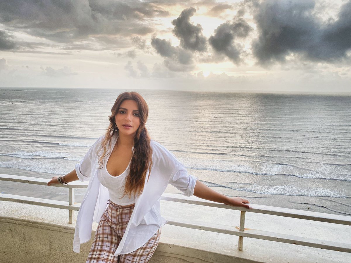 shamasikander's tweet photo. Which one u like 1 or swipe right 2 ??
Jab photogrpher accha ho to photo acchi aani hi hai kyun?
Thank u my darling #vanessawalia for the beautiful clicks ❤️😘
.
.
.
#beautiful #smile #frienfs #nature #gratitude #love #pure #happiness #motivation #positivevibes #inspiration https://t.co/J8DOsBSUkb