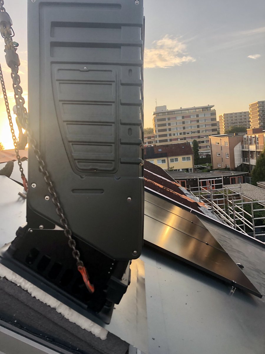 Voor @InduZero showcase van <a href="/Domijn/">Domijn</a> in Enschede leveren we de volledige installatie. De speciale energiemodule voor inpassing in een staal dak is succesvol geplaatst.<a href="/RcPanels/">Rc Panels</a> levert de prefab gevelpanelen

#interreg #induzero #klimaatakkoord #energietransitie