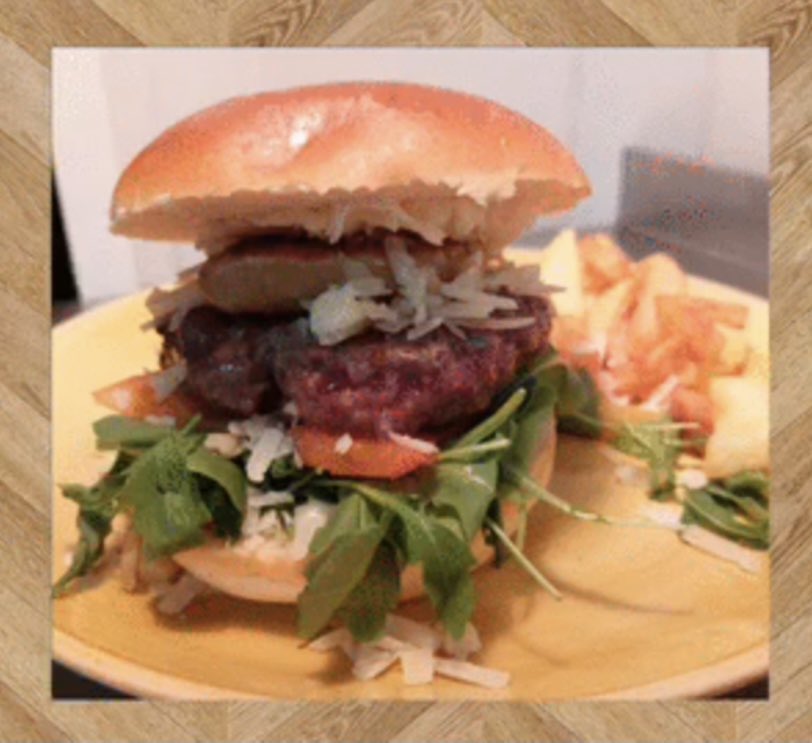 LAIMPERIAL10's tweet photo. 📢 PLAN PARA HOY!! Prueba con esta súper hamburguesa a ver la cara que les queda a los pequeños de la casa…! 😍😍😍

En La Imperial te esperamos porque hoy día de #familia!
Feliz sábado pájar@s!
#cómetelaimperia #laimperialbybarros #cateringbarros #ganasdevida https://t.co/vLEmcFnoXa
