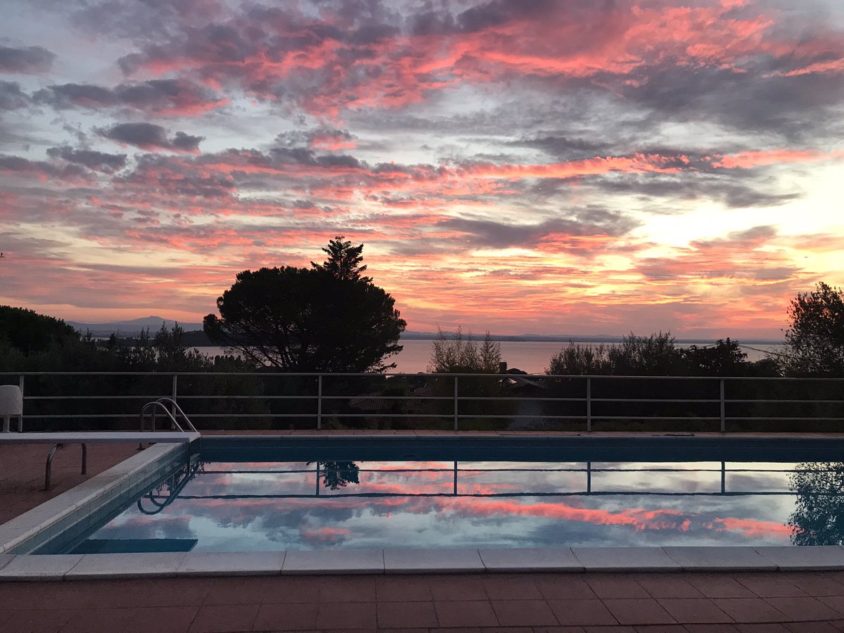 AQVAM1's tweet photo. I tramonti quelli belli #aqvam #piscine #swimmingpool https://t.co/xFJa81yZEF