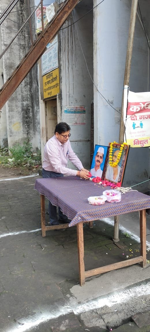 dvvnlmainpuri's tweet photo. आज उपखण्ड कार्यालय मैनपुरी शहर प्रथम व द्वितीय के समस्त अधिकारी व संविदाकर्मीयों ने महात्मा गांधी जी व लालबहादुर शास्त्री जी के जन्मजयंती पर उनको पुष्प अर्पित कर श्रद्धांजलि दी गयी। @ptshrikant @DVVNLHQ @MDDVVNL @UPPCLLKO @mduppcl @ankushtofficial @DvvnlDirectorT @UppclChairman https://t.co/eIfV2pSkq3