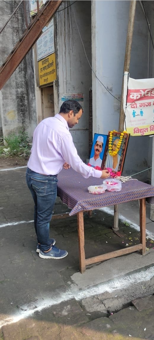 dvvnlmainpuri's tweet photo. आज उपखण्ड कार्यालय मैनपुरी शहर प्रथम व द्वितीय के समस्त अधिकारी व संविदाकर्मीयों ने महात्मा गांधी जी व लालबहादुर शास्त्री जी के जन्मजयंती पर उनको पुष्प अर्पित कर श्रद्धांजलि दी गयी। @ptshrikant @DVVNLHQ @MDDVVNL @UPPCLLKO @mduppcl @ankushtofficial @DvvnlDirectorT @UppclChairman https://t.co/eIfV2pSkq3