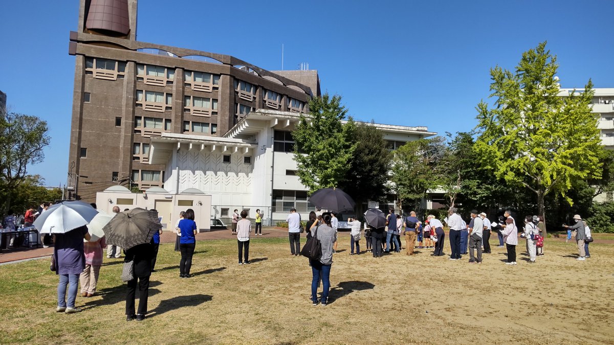 kitaq_bungaku's tweet image. 八幡東区生まれで少年詩を書いた　#みずかみかずよ　さんを偲び、小伊藤山公園で行われた詩碑前での献花式に出席してきました。今日は10月にしては暑く、かずよさんも好きだった八幡駅前から公園に続くけやき並木が、涼しい日陰を作ってくれていました🌳