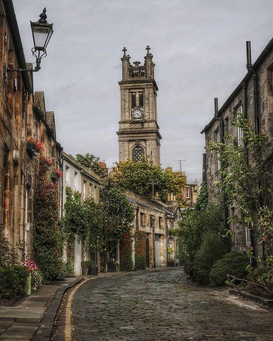 // i couldn’t stop myself from visiting Circus lane yesterday! It is the place I imagine Alasdair would live. And gosh it’s so gorgeous I got emotional. As I tend to do in Scotland. //