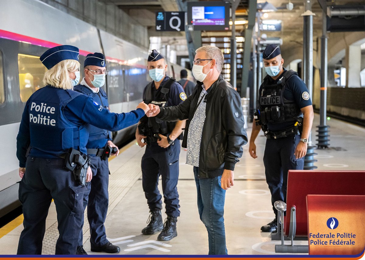 federalepolitie's tweet image. Criminaliteit en onveiligheidsfenomenen stoppen niet aan de grenzen. We sluiten veel akkoorden en partnerschappen met buitenlandse collega’s en wisselen informatie uit op internationaal niveau.
#samenwerking #partnerschap #dagelijksestrijd #wederzijdsrespect