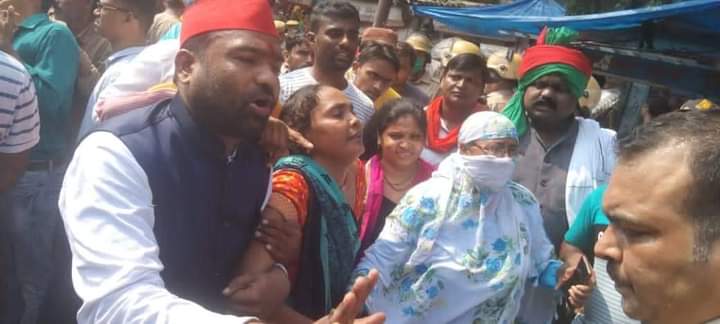 VINAYGU25185177's tweet photo. फजलगंज ट्रिपल मर्डर की सूचना पर पहुंचे मौके पर
 और रात 2:00 बजे हर्ष यादव जी की हत्या की सूचना पर हम और अमित यादव जी पहुंचे उसके आवास पर
@yadavakhilesh https://t.co/AjIK90tk9F