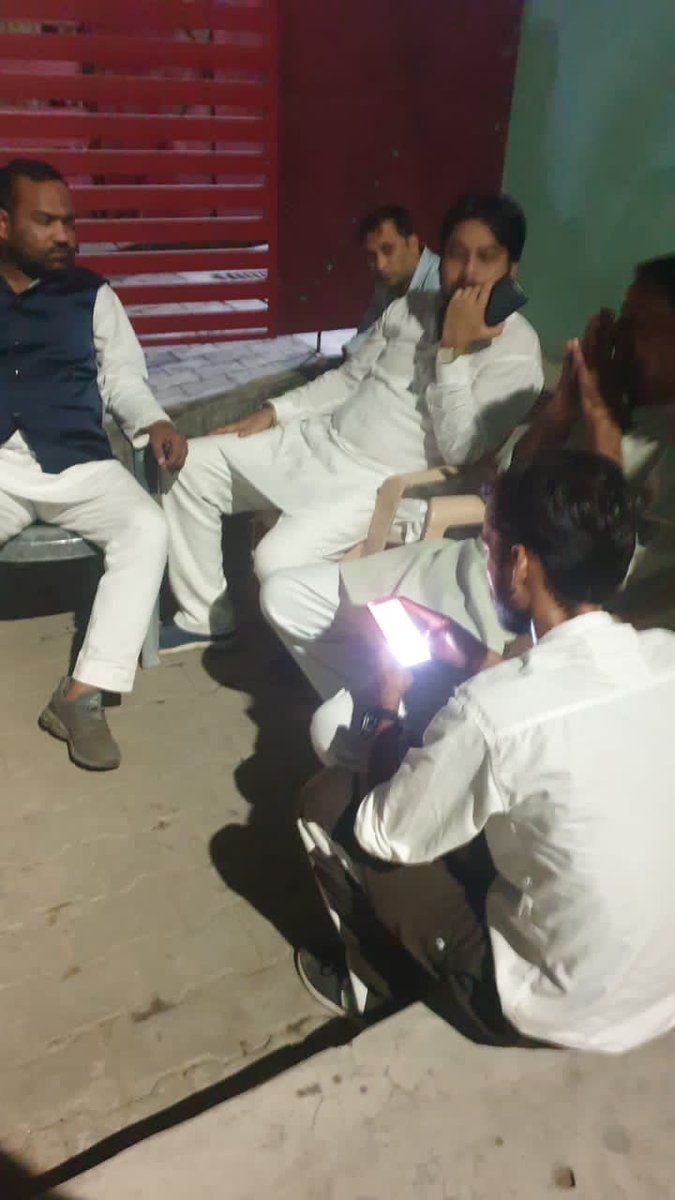 VINAYGU25185177's tweet photo. फजलगंज ट्रिपल मर्डर की सूचना पर पहुंचे मौके पर
 और रात 2:00 बजे हर्ष यादव जी की हत्या की सूचना पर हम और अमित यादव जी पहुंचे उसके आवास पर
@yadavakhilesh https://t.co/AjIK90tk9F