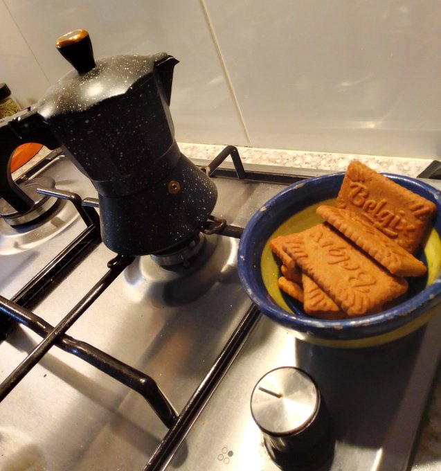 Ciao #Twitter ! 
Le café du matin : chaud, savoureux et légèrement sucré. 
La préparation ? C'est une longue histoire matinale..

Et toi, café ? 
#café #réveil