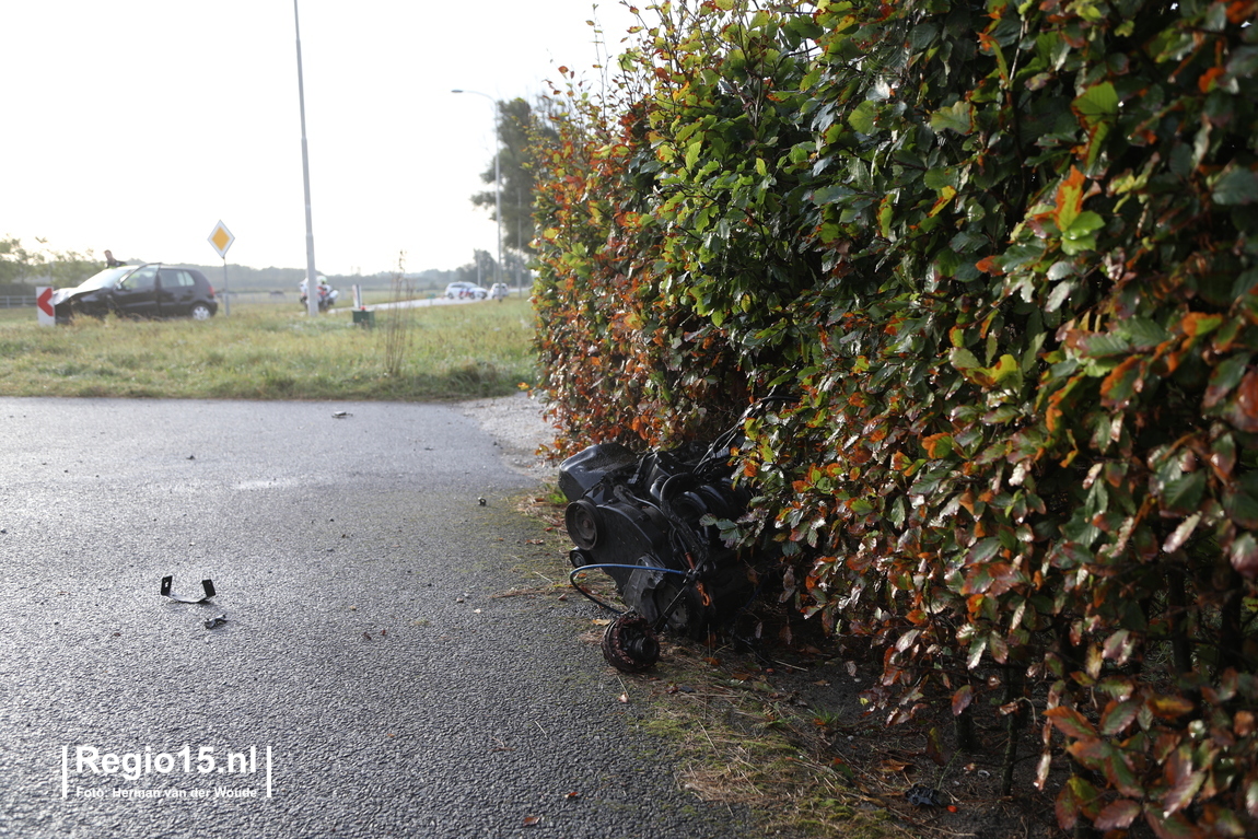 regio15's tweet photo. De klap op de #N441 is nogal hard geweest; het motorblok van één van de auto's ligt een stuk verder langs de kant. https://t.co/5RKtNilOXh
