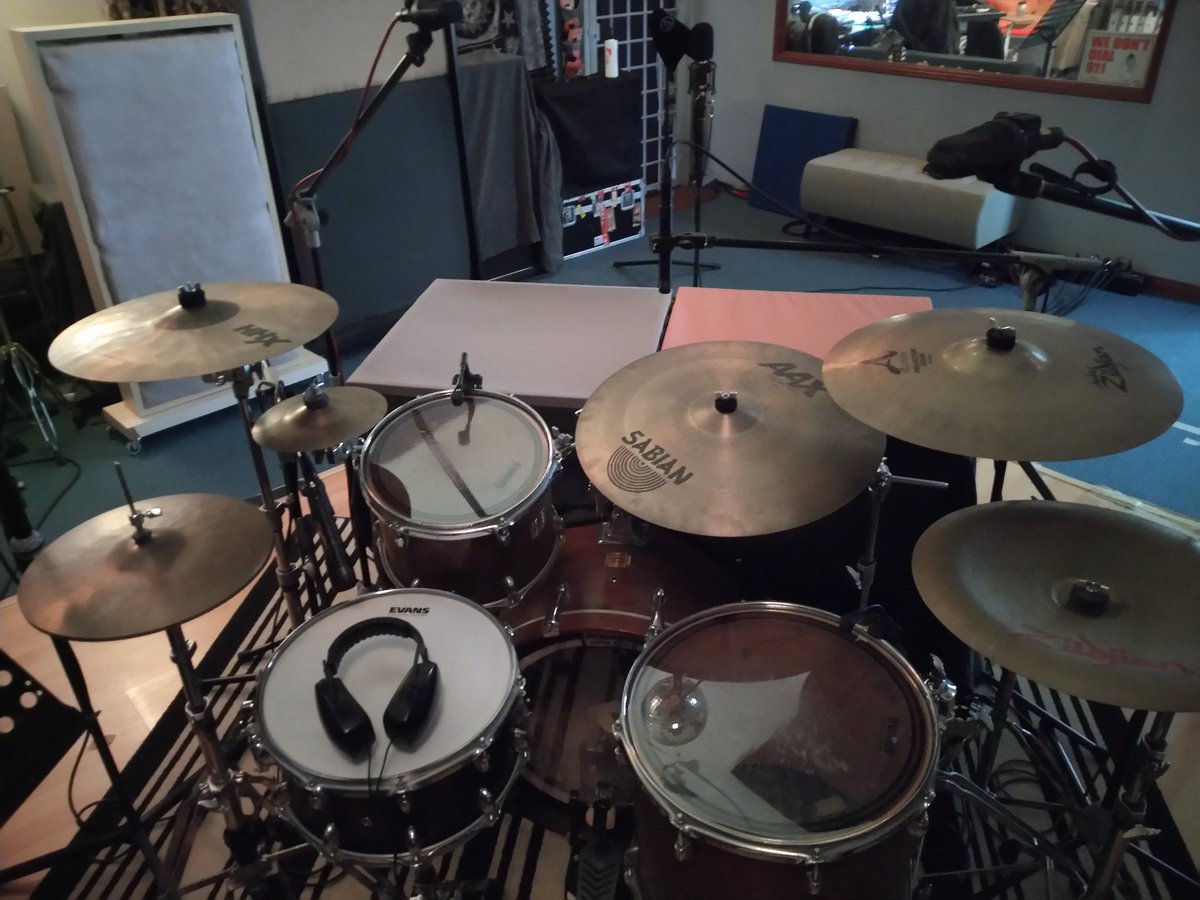 Mixboy2105's tweet photo. Day 563 #PPN : Recording drums with @arthurkamster 

@YamahaMusicUSA #OakCustom @SABIAN_Cymbals @ZildjianCompany @USAudioTechnica #ATM650 #AT4041 #AE3000 @beyerdynamic #M160 #TGD58c @vanguardaudio #V44S #DirectSound #EX29 #studio2105 #recordingstudio https://t.co/N0eOQsxJpG