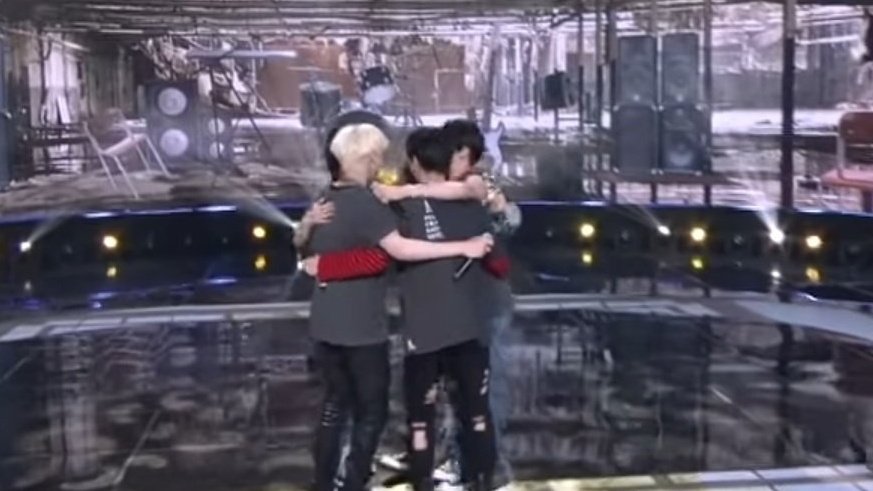 werii_tareq's tweet photo. I'm so grateful to Soobin because on 'Music Punk' he's the best MC we love you, you're the best
@TXT_members @TXT_bighit @TXT_bighit_jp @allayobinne
#SOOBIN #WellDoneSoobin
THANK YOU MC SOOBIN๐. https://t.co/eAlX3RKsZL