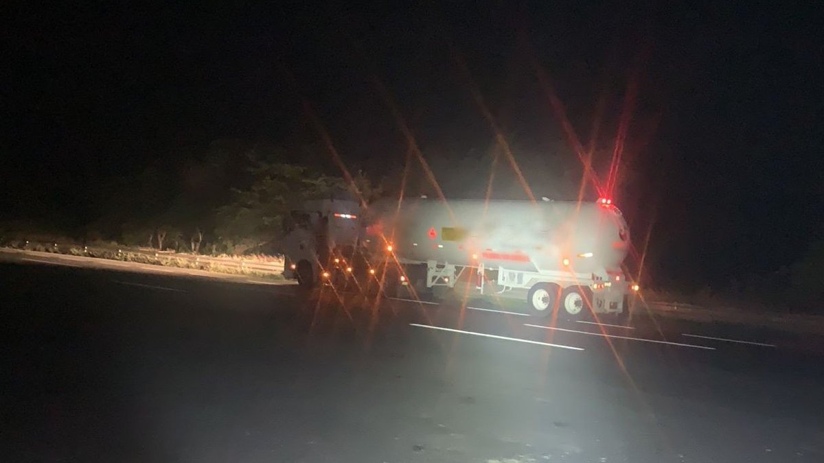 GN_Carreteras's tweet photo. En #Veracruz en coordinación con #ProtecciónCivil y @GN_Mexico_ se mantiene dispositivo de seguridad vial tras fuga de combustible, cerca del km 167+500 carretera (795) entronque La Tinaja-Cosoleacaque, mismo tramo. Atienda indicación vial. https://t.co/lzSgXBx10h