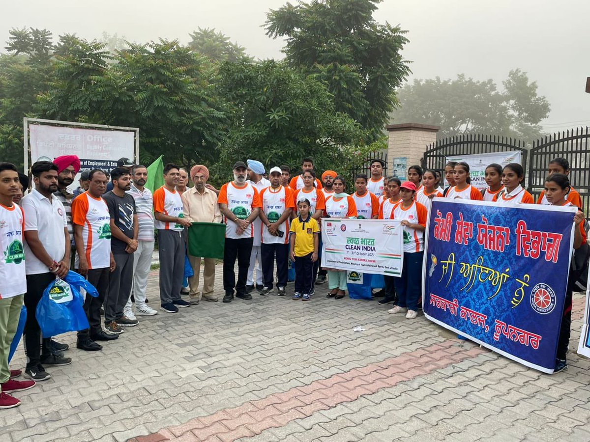 BhalaiLok's tweet photo. 7 km plugging run organise by Nehru Yuva Kendra and Lok Bhalai Social Welfare Club (regd) Ropar flag off by Additional D.C UD Ropar sanjeev sharma and 50 to above volunteers participate in this activity 250 kg plastic waste collected by volunteers #SwachhBharat 
#2ndOctober2021 https://t.co/SZ5vhS95tp