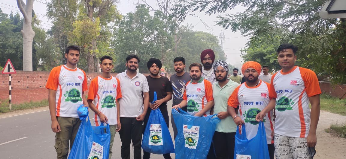 BhalaiLok's tweet photo. 7 km plugging run organise by Nehru Yuva Kendra and Lok Bhalai Social Welfare Club (regd) Ropar flag off by Additional D.C UD Ropar sanjeev sharma and 50 to above volunteers participate in this activity 250 kg plastic waste collected by volunteers #SwachhBharat 
#2ndOctober2021 https://t.co/SZ5vhS95tp