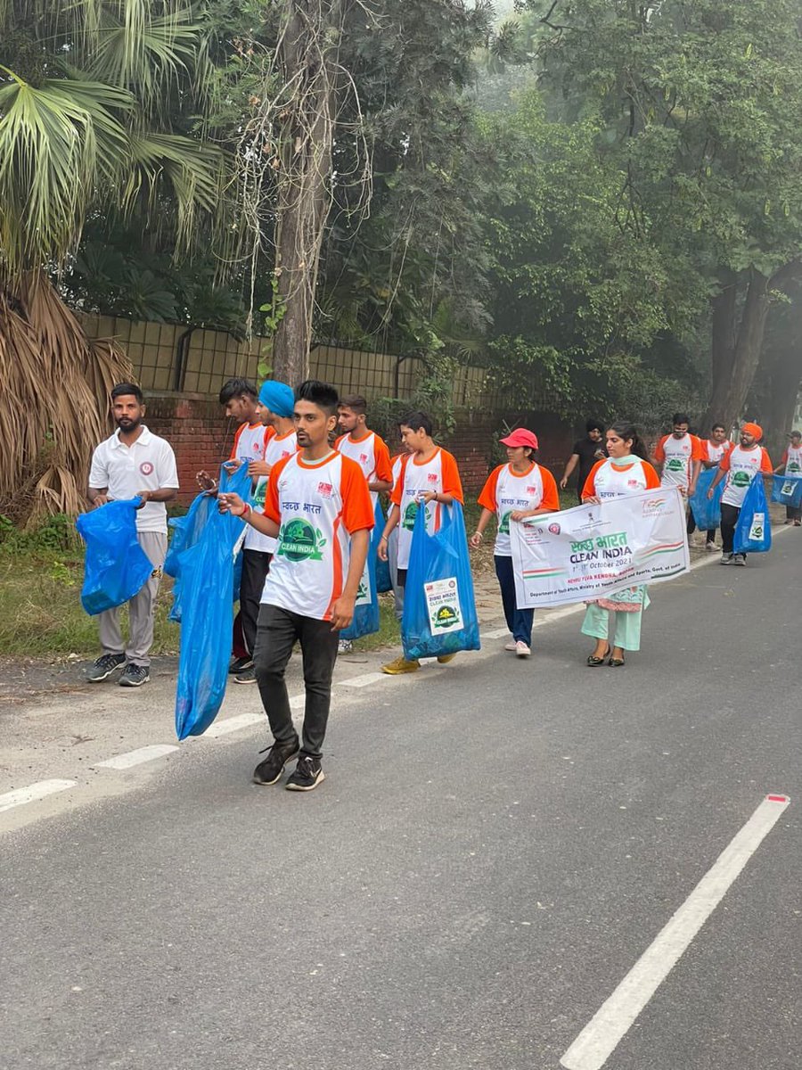 BhalaiLok's tweet photo. 7 km plugging run organise by Nehru Yuva Kendra and Lok Bhalai Social Welfare Club (regd) Ropar flag off by Additional D.C UD Ropar sanjeev sharma and 50 to above volunteers participate in this activity 250 kg plastic waste collected by volunteers #SwachhBharat 
#2ndOctober2021 https://t.co/SZ5vhS95tp