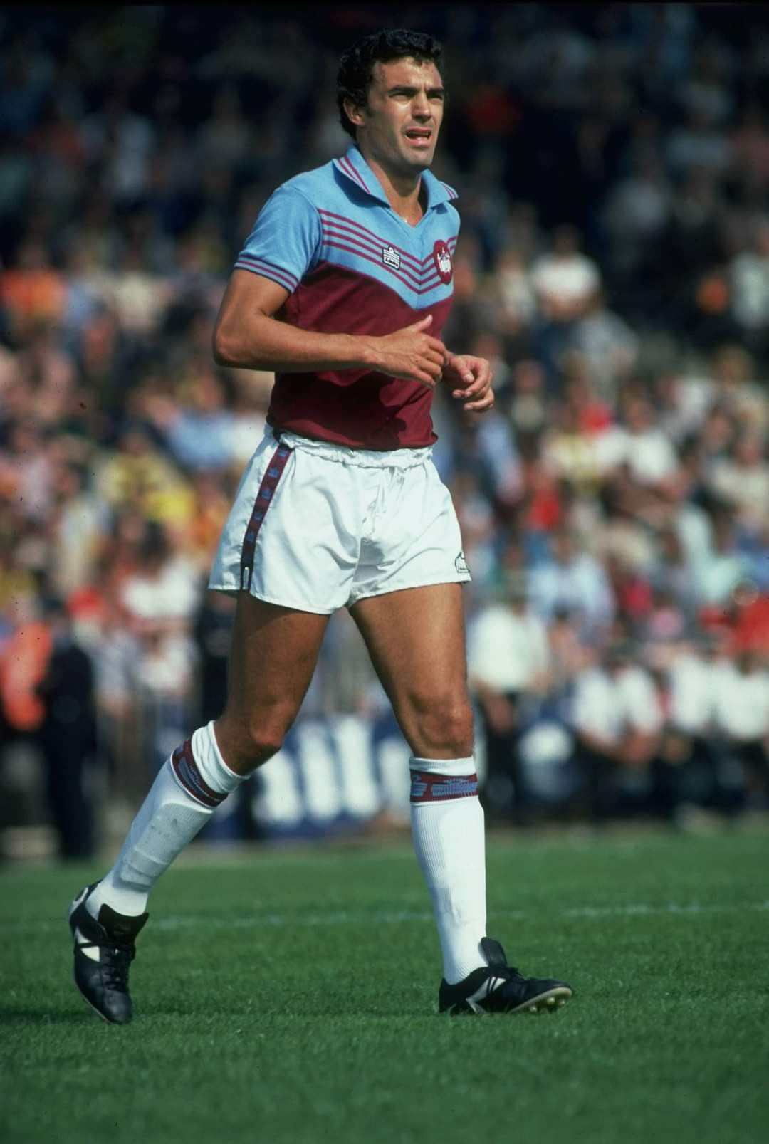 Happy 73rd Birthday to a proper West Ham legend, Sir Trevor Brooking!    