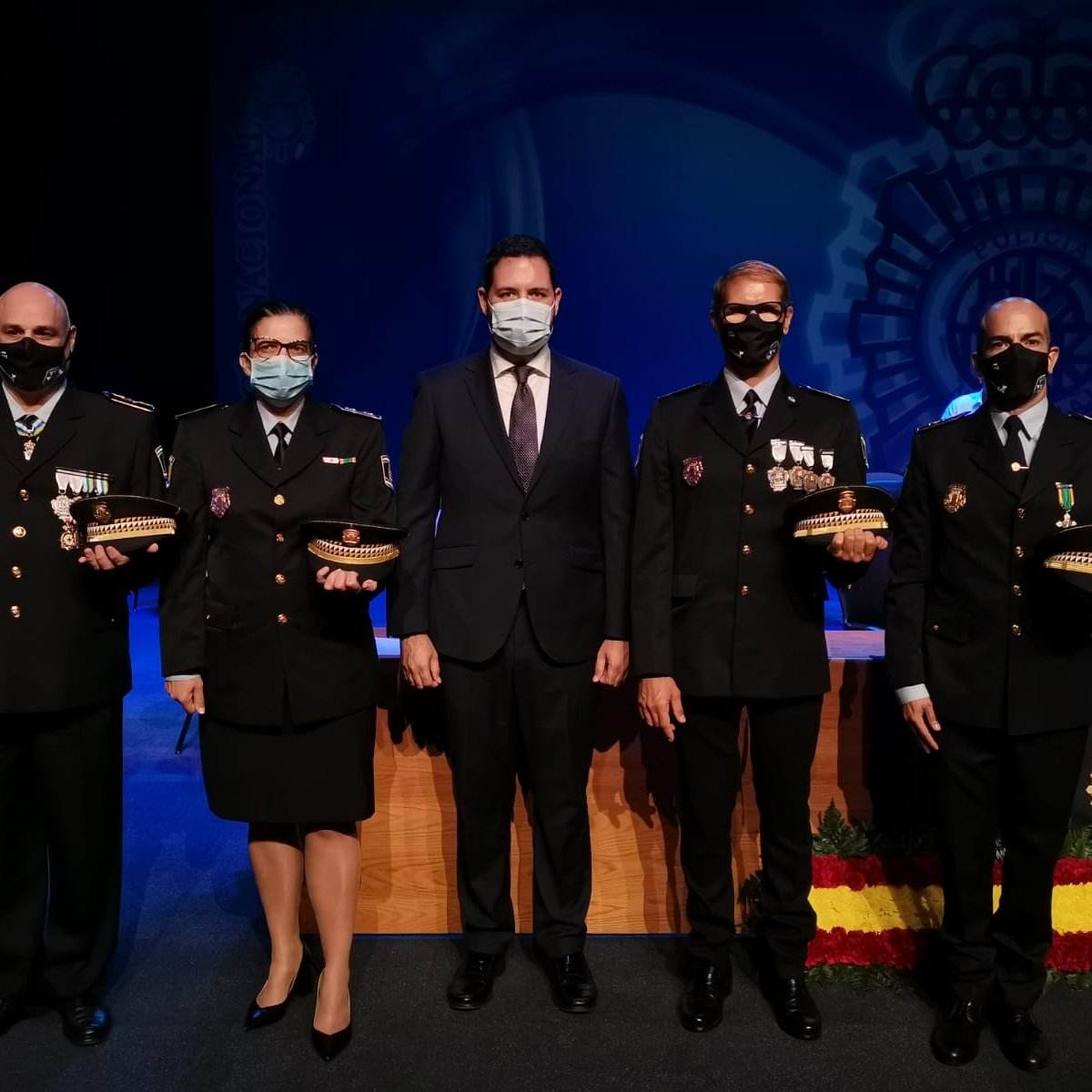 PoliciaLPA's tweet photo. Felicitamos a nuestros compañeros Julio, Héctor y Daniel que han recibido el reconocimiento a su labor policial. Con sus distinciones todos nos sentimos recompensados formando parte de este gran equipo dirigido por la Comisaria Jefa de la Policía Local de #LasPalmasDeGranCanaria https://t.co/kv4aGZbCcO