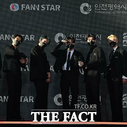 BtsHybe's tweet photo. 🔴 📸 [ FOTOS TMA ] 211002
      
¡ENHYPEN en la alfombra roja de los The Fact Music Awards 2021 de hoy!

(1) conforme vayan subiendo más fotos se subirá en este mismo hilo. 

ENHYPEN DIMENSION TO TMA 2021
#ENHYPENonTMA2021 #ENHYPEN 
#ENHYPENonTMA2021 https://t.co/X7dIAibKr8