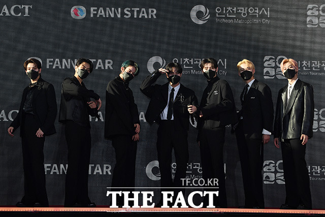BtsHybe's tweet photo. 🔴 📸 [ FOTOS TMA ] 211002
      
¡ENHYPEN en la alfombra roja de los The Fact Music Awards 2021 de hoy!

(1) conforme vayan subiendo más fotos se subirá en este mismo hilo. 

ENHYPEN DIMENSION TO TMA 2021
#ENHYPENonTMA2021 #ENHYPEN 
#ENHYPENonTMA2021 https://t.co/X7dIAibKr8