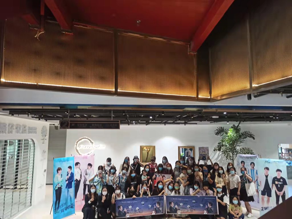 chris_sunnnn's tweet photo. 【2wish 3rd anniversary Support Project 2】
2wish gallery in Guang zhou on Oct. 2nd

Happy anniversary💙💚

Thank you for coming.
THX my sis @hyacinth_305

@m34nismind @bplannnnn 
@ZaanookJukkroww @perthplangun 

#MeanPhiravich #Meantro 
#PlanRathavit #คนของแปลน 
#2wish https://t.co/ijufnocHKq