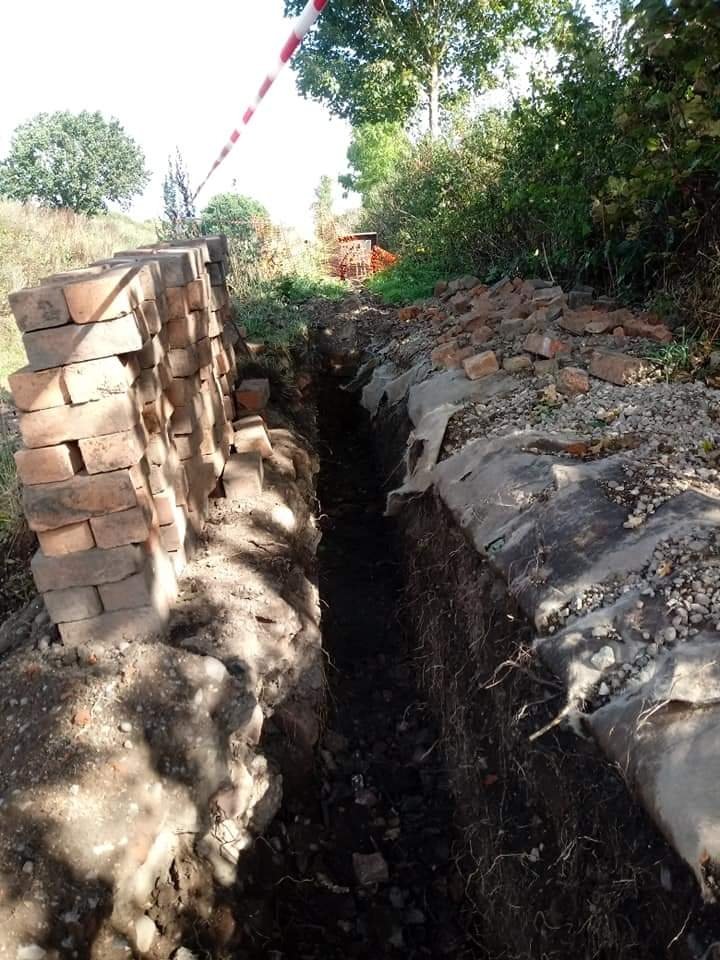 LHCRT1's tweet photo. Here's last weeks progress at Wood lock 18 at Fosseway. On Monday; more brickwork, on Wednesday; reclamation of another 300 bricks and on Friday; more bricklaying and concreting ready for the top of the wall.
#Lichfieldlocal 
 https://t.co/uRy2nthx4U