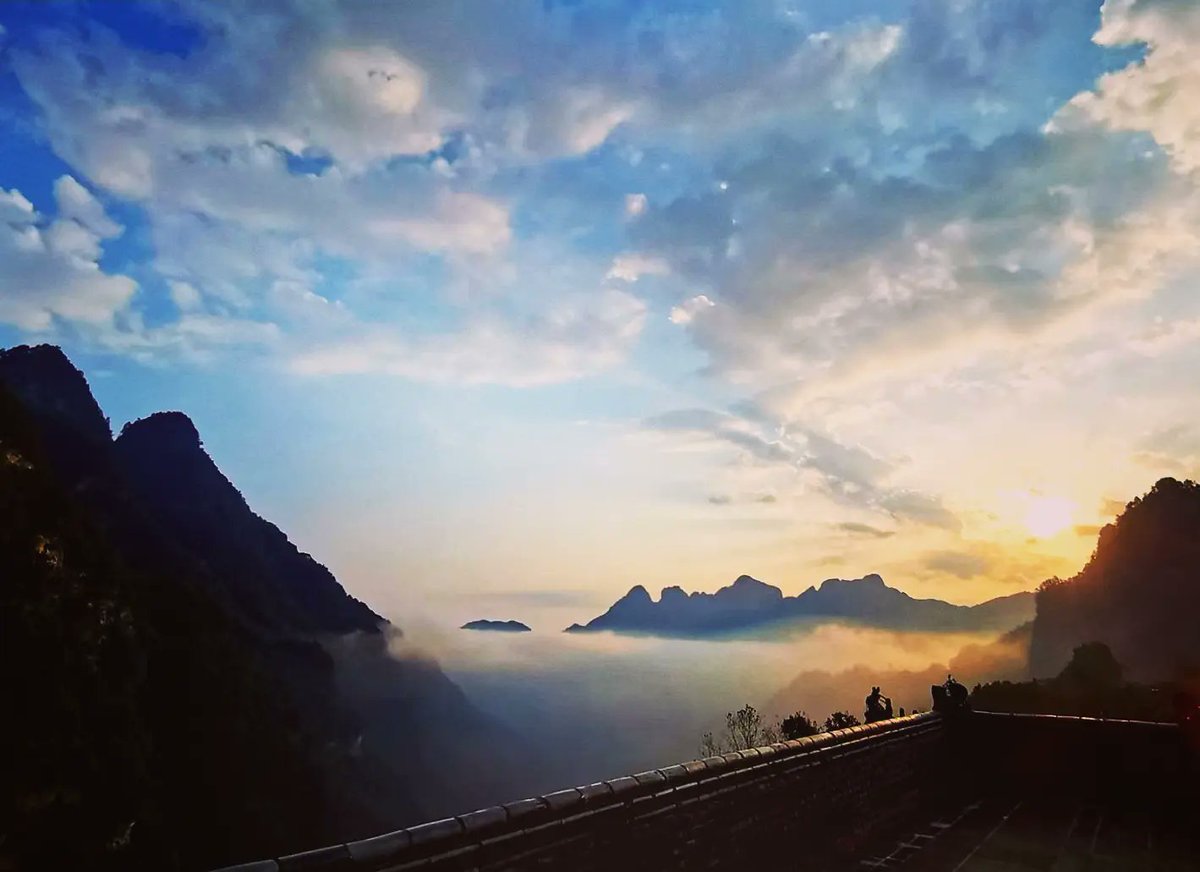 Wudangshan this morning at Sifu's school...

Wudang Wuji Gong Fu Academy

☯️ ❤ 🙏

#Wudangshan #wudang #wudanggongfu #taijiquan #internalmartialarts #Neigong #taichi #qigong #meditation #scenicview #mountainview #hubei #chinatravel #ruyischool