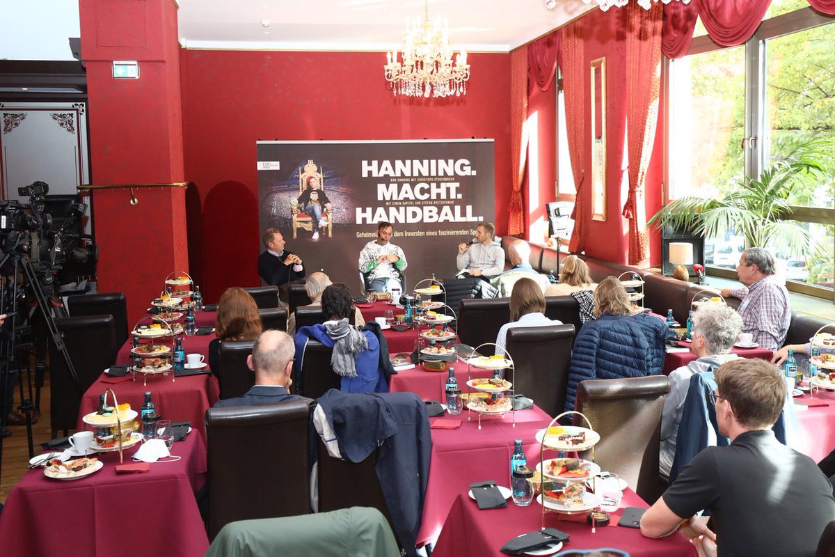 Ein toller Start gestern im <a href="/WigaBerlin/">Wintergarten Berlin</a> mit @EdelBooks! Danke auch an Novusprint für die geniale Wand 😍 Jetzt seid ihr dran mit lesen … #hanning #handball #buch