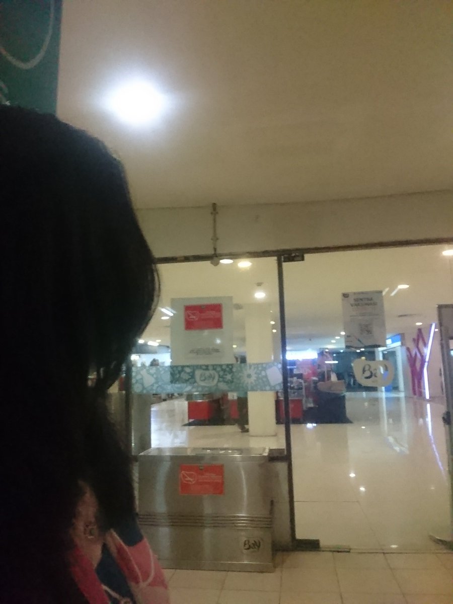 MonologeLLy_318's tweet photo. Ketika kamu di depan mall dan gabisa masuk. ๐
#Manyun
#NgunyahBatako ajahhh ๐๐
https://t.co/dm8zWfGrYw